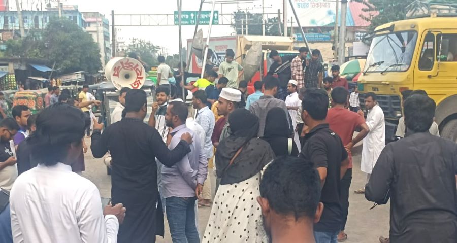 গোপালগঞ্জে হামলার প্রতিবাদে লক্ষ্মীপুরে সড়ক অবরোধ, যানচলাচল বন্ধ